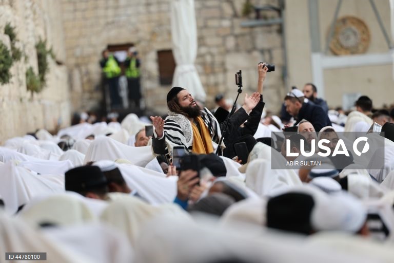 Fiéis assistem à oração da Bênção Sacerdotal durante a Páscoa em Jerusalém