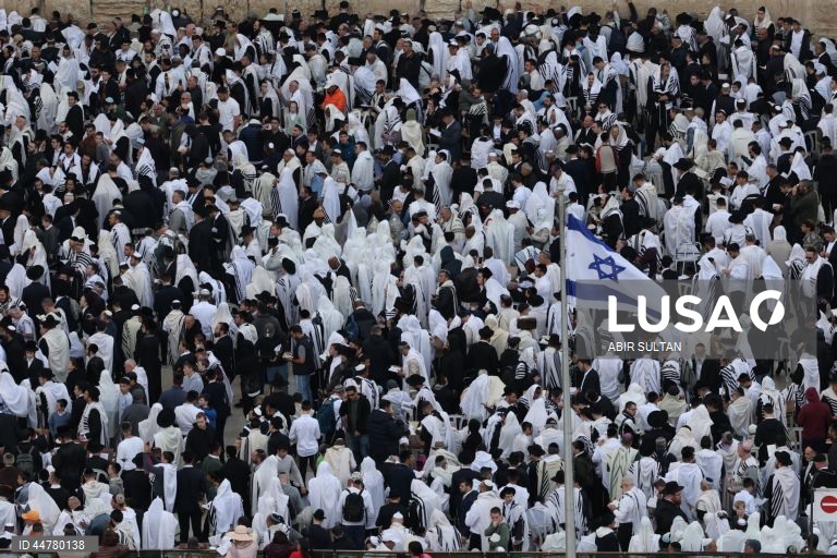 Fiéis assistem à oração da Bênção Sacerdotal durante a Páscoa em Jerusalém