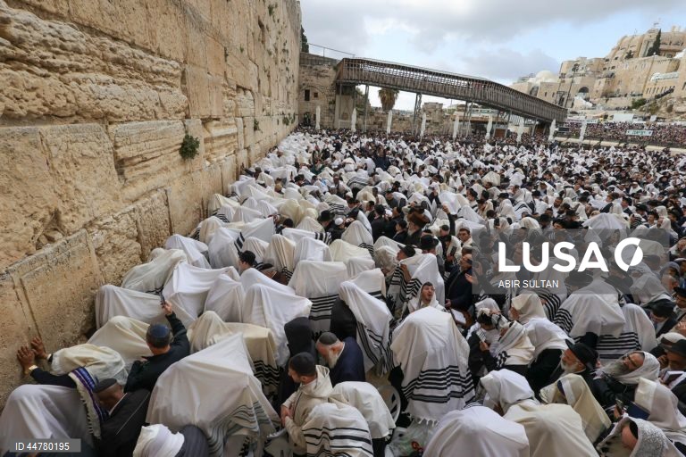 Fiéis assistem à oração da Bênção Sacerdotal durante a Páscoa em Jerusalém