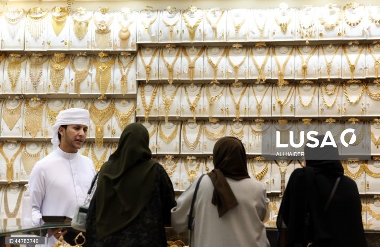 Joalharias no mercado do ouro no Dubai, Emirados Árabes Unidos. Os preços do ouro subiram, apesar da incerteza sobre os planos tarifários do Presidente dos EUA e o possível impacto na economia mundial. 