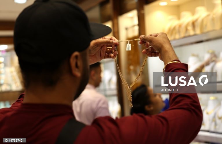 Joalharias no mercado do ouro no Dubai, Emirados Árabes Unidos. Os preços do ouro subiram, apesar da incerteza sobre os planos tarifários do Presidente dos EUA e o possível impacto na economia mundial. 