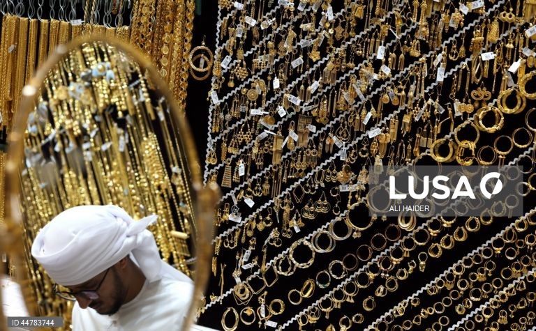 Joalharias no mercado do ouro no Dubai, Emirados Árabes Unidos. Os preços do ouro subiram, apesar da incerteza sobre os planos tarifários do Presidente dos EUA e o possível impacto na economia mundial. 