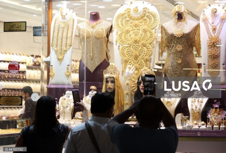 Joalharias no mercado do ouro no Dubai, Emirados Árabes Unidos. Os preços do ouro subiram, apesar da incerteza sobre os planos tarifários do Presidente dos EUA e o possível impacto na economia mundial. 