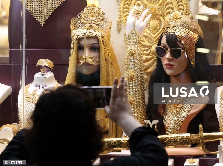 Joalharias no mercado do ouro no Dubai, Emirados Árabes Unidos. Os preços do ouro subiram, apesar da incerteza sobre os planos tarifários do Presidente dos EUA e o possível impacto na economia mundial. 