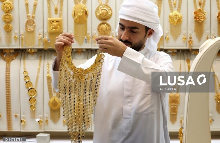 Joalharias no mercado do ouro no Dubai, Emirados Árabes Unidos. Os preços do ouro subiram, apesar da incerteza sobre os planos tarifários do Presidente dos EUA e o possível impacto na economia mundial. 