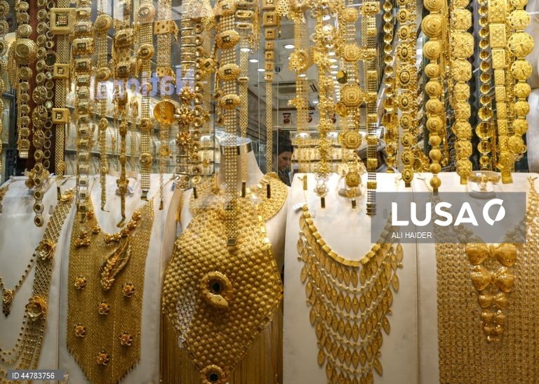 Joalharias no mercado do ouro no Dubai, Emirados Árabes Unidos. Os preços do ouro subiram, apesar da incerteza sobre os planos tarifários do Presidente dos EUA e o possível impacto na economia mundial. 