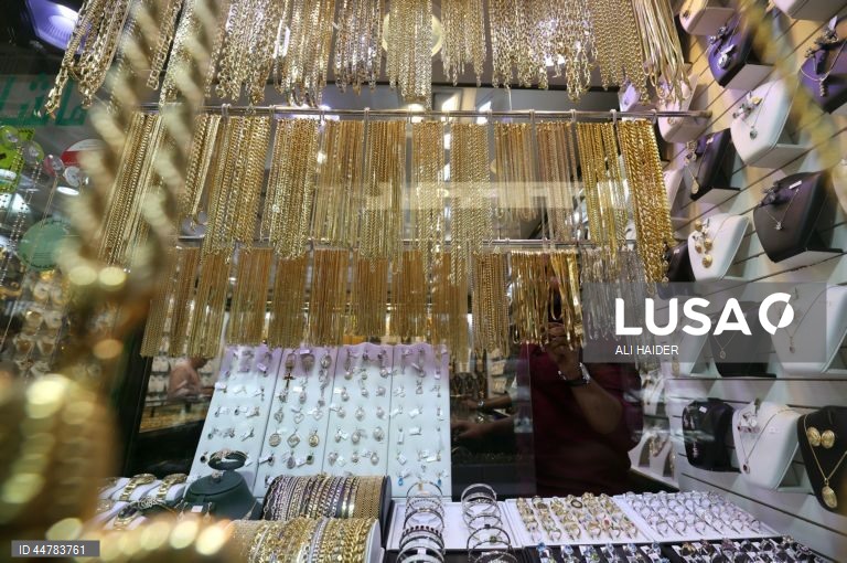 Joalharias no mercado do ouro no Dubai, Emirados Árabes Unidos. Os preços do ouro subiram, apesar da incerteza sobre os planos tarifários do Presidente dos EUA e o possível impacto na economia mundial. 