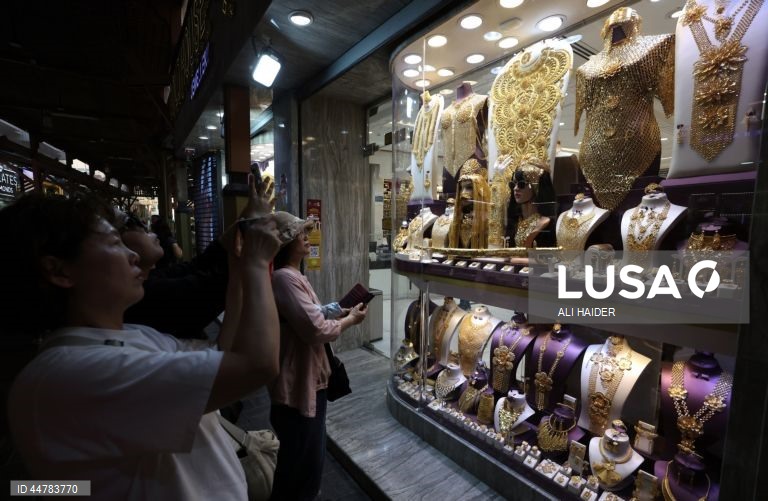 Joalharias no mercado do ouro no Dubai, Emirados Árabes Unidos. Os preços do ouro subiram, apesar da incerteza sobre os planos tarifários do Presidente dos EUA e o possível impacto na economia mundial. 