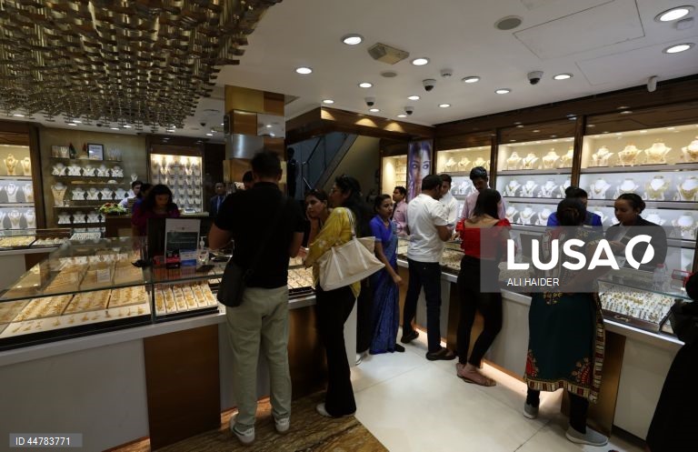 Joalharias no mercado do ouro no Dubai, Emirados Árabes Unidos. Os preços do ouro subiram, apesar da incerteza sobre os planos tarifários do Presidente dos EUA e o possível impacto na economia mundial. 