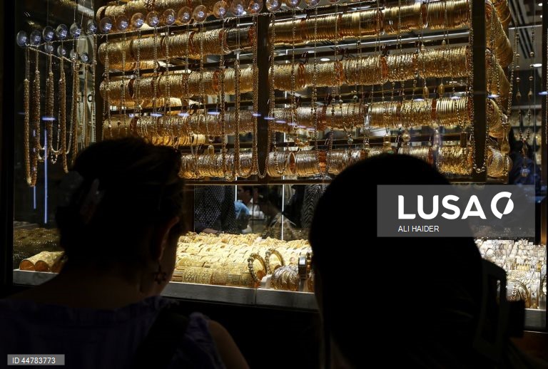 Joalharias no mercado do ouro no Dubai, Emirados Árabes Unidos. Os preços do ouro subiram, apesar da incerteza sobre os planos tarifários do Presidente dos EUA e o possível impacto na economia mundial. 