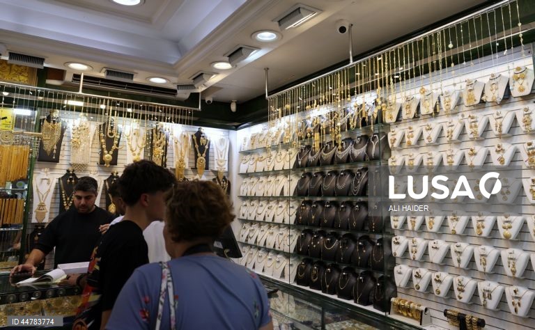 Joalharias no mercado do ouro no Dubai, Emirados Árabes Unidos. Os preços do ouro subiram, apesar da incerteza sobre os planos tarifários do Presidente dos EUA e o possível impacto na economia mundial. 