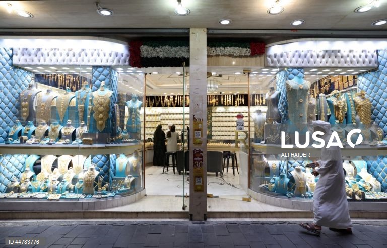 Joalharias no mercado do ouro no Dubai, Emirados Árabes Unidos. Os preços do ouro subiram, apesar da incerteza sobre os planos tarifários do Presidente dos EUA e o possível impacto na economia mundial. 