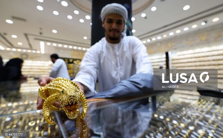 Joalharias no mercado do ouro no Dubai, Emirados Árabes Unidos. Os preços do ouro subiram, apesar da incerteza sobre os planos tarifários do Presidente dos EUA e o possível impacto na economia mundial. 