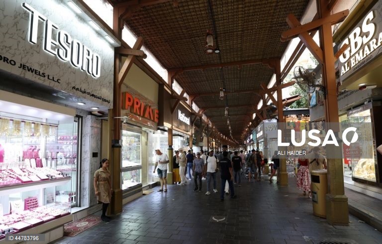 Joalharias no mercado do ouro no Dubai, Emirados Árabes Unidos. Os preços do ouro subiram, apesar da incerteza sobre os planos tarifários do Presidente dos EUA e o possível impacto na economia mundial. 
