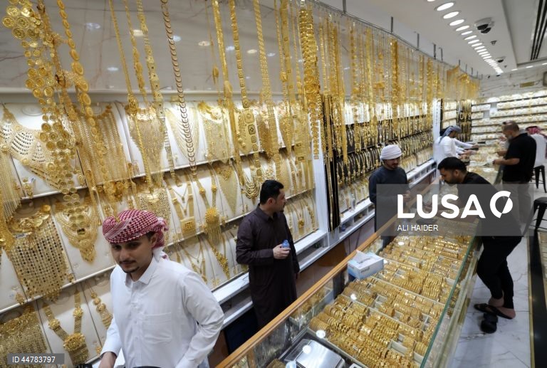 Joalharias no mercado do ouro no Dubai, Emirados Árabes Unidos. Os preços do ouro subiram, apesar da incerteza sobre os planos tarifários do Presidente dos EUA e o possível impacto na economia mundial. 