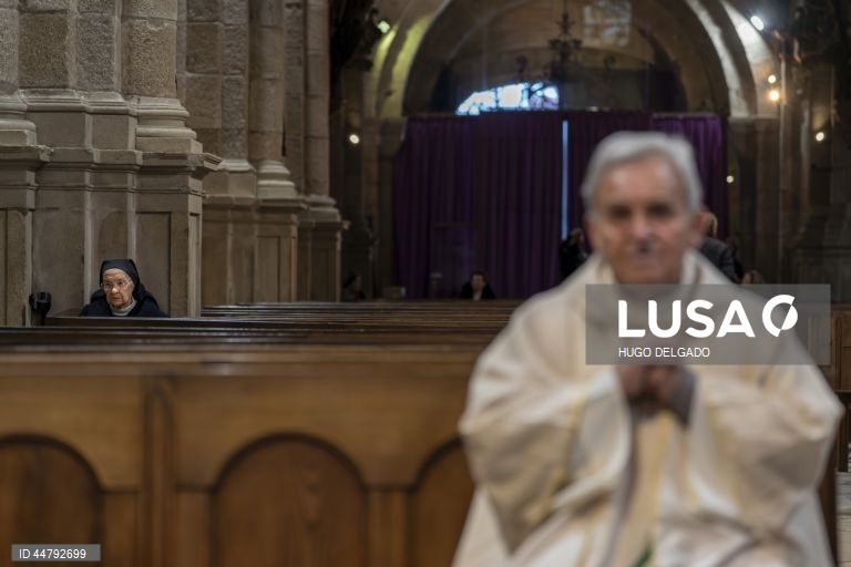 Uma católica assiste à missa Crismal e bênção dos Santos Óleos, inserida nas cerimónias da Semana Santa de Braga, na Sé Catedral de Braga, em Braga, 17 de abril de 2025. HUGO DELGADO/LUSA