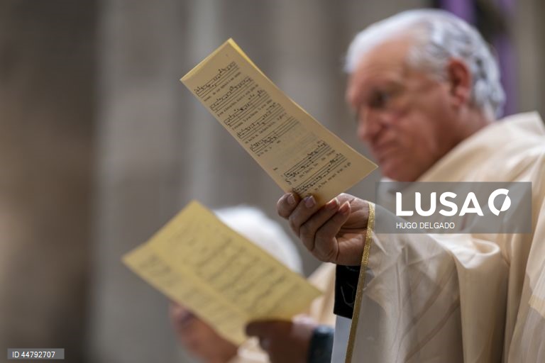 Católicos participam na missa Crismal e bênção dos Santos Óleos, inserida nas cerimónias da Semana Santa de Braga, na Sé Catedral de Braga, em Braga, 17 de abril de 2025. HUGO DELGADO/LUSA