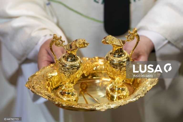Santos Óleos, durante a missa Crismal, inserida nas cerimónias da Semana Santa de Braga, na Sé Catedral de Braga, em Braga, 17 de abril de 2025. HUGO DELGADO/LUSA