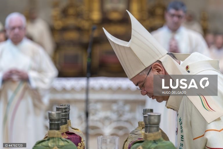O arcebispo Primaz de Braga, D. José Cordeiro, preside à missa Crismal e bênção dos Santos Óleos, inserida nas cerimónias da Semana Santa de Braga, na Sé Catedral de Braga, em Braga, 17 de abril de 2025. HUGO DELGADO/LUSA