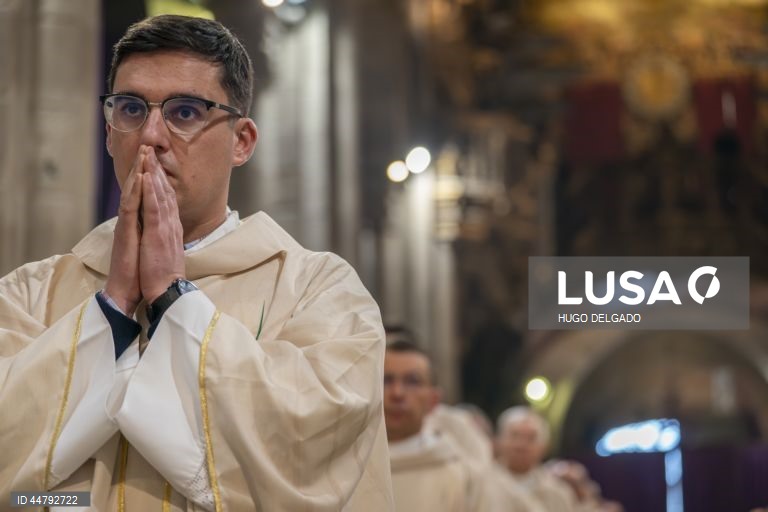 Católicos participam na missa Crismal e bênção dos Santos Óleos, inserida nas cerimónias da Semana Santa de Braga, na Sé Catedral de Braga, em Braga, 17 de abril de 2025. HUGO DELGADO/LUSA