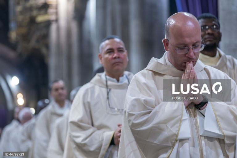 Católicos participam na missa Crismal e bênção dos Santos Óleos, inserida nas cerimónias da Semana Santa de Braga, na Sé Catedral de Braga, em Braga, 17 de abril de 2025. HUGO DELGADO/LUSA