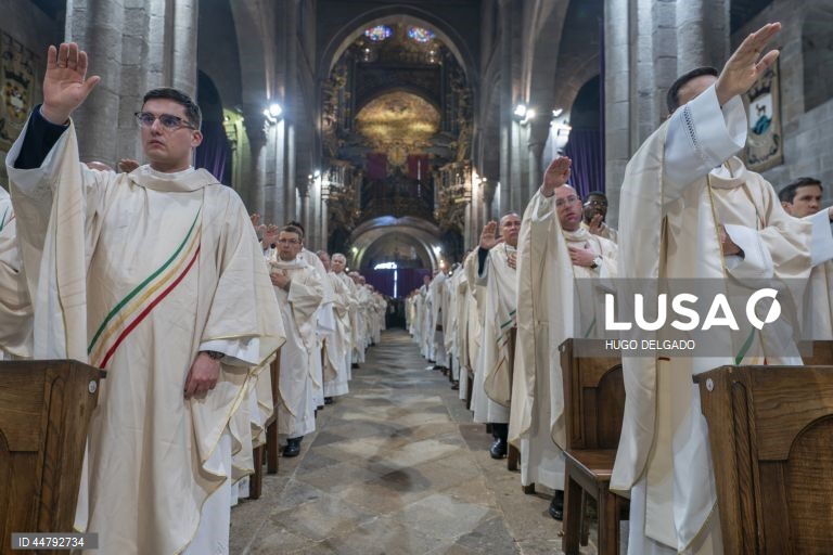 Católicos participam na missa Crismal e bênção dos Santos Óleos, inserida nas cerimónias da Semana Santa de Braga, na Sé Catedral de Braga, em Braga, 17 de abril de 2025. HUGO DELGADO/LUSA