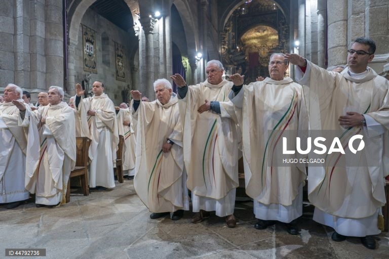 Católicos participam na missa Crismal e bênção dos Santos Óleos, inserida nas cerimónias da Semana Santa de Braga, na Sé Catedral de Braga, em Braga, 17 de abril de 2025. HUGO DELGADO/LUSA