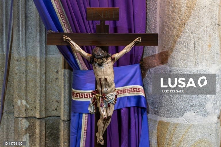 Missa presidida pelo arcebispo Primaz de Braga, D. José Cordeiro (ausente na fotografia), inserida nas cerimónias da Semana Santa de Braga, na Sé Catedral de Braga, 17 de abril de 2025. HUGO DELGADO/LUSA 