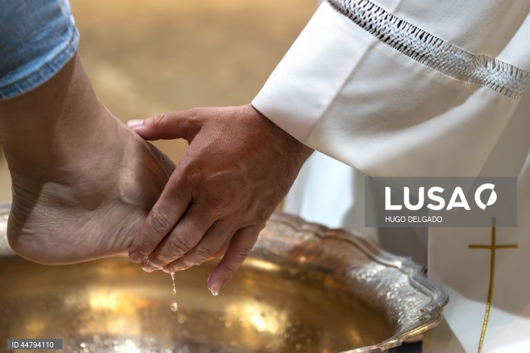 O arcebispo Primaz de Braga, D. José Cordeiro, lava os pés a doze pessoas que representam os doze Apóstolos, inserida nas cerimónias da Semana Santa de Braga, na Sé Catedral de Braga, 17 de abril de 2025. HUGO DELGADO/LUSA 