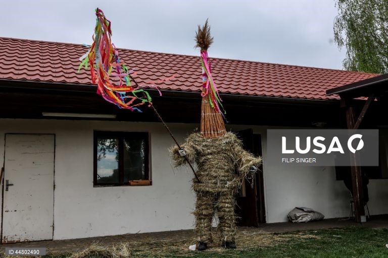 República Checa: Procissão de Páscoa "Marcha de Judas" na aldeia de Stradoun