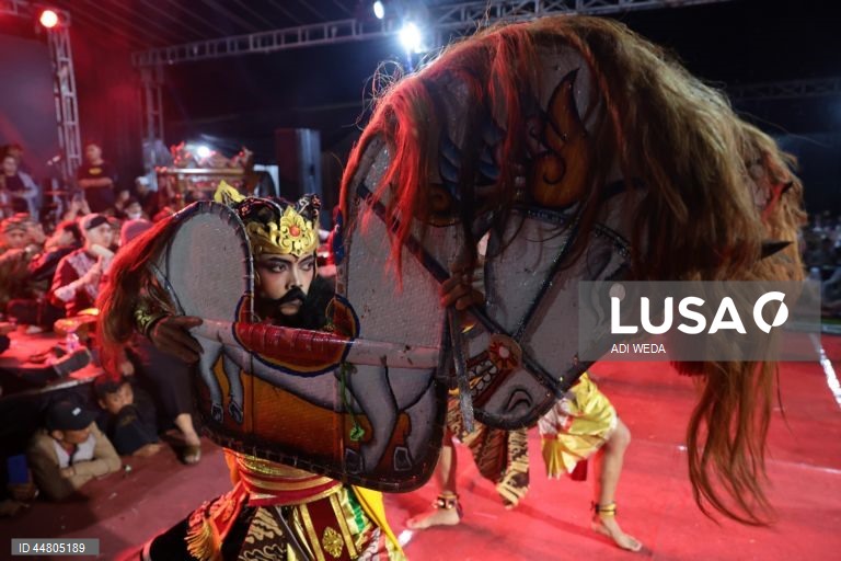 Indonésia: Dança tradicional Imblig Dhem de Wonosobo em Java Central