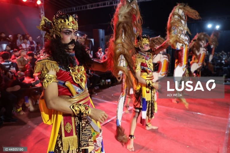 Indonésia: Dança tradicional Imblig Dhem de Wonosobo em Java Central