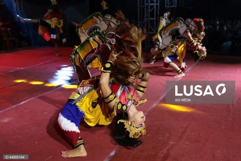 Indonésia: Dança tradicional Imblig Dhem de Wonosobo em Java Central