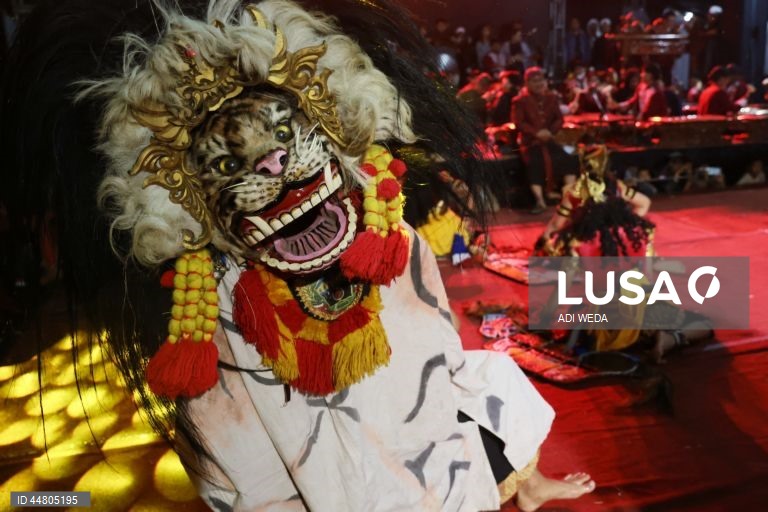Indonésia: Dança tradicional Imblig Dhem de Wonosobo em Java Central