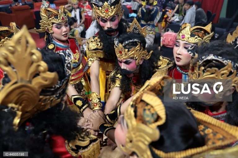 Indonésia: Dança tradicional Imblig Dhem de Wonosobo em Java Central