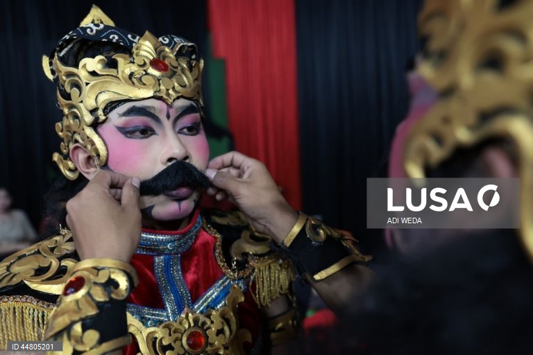 Indonésia: Dança tradicional Imblig Dhem de Wonosobo em Java Central
