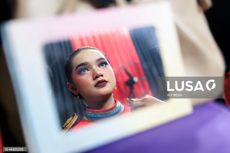 Indonésia: Dança tradicional Imblig Dhem de Wonosobo em Java Central