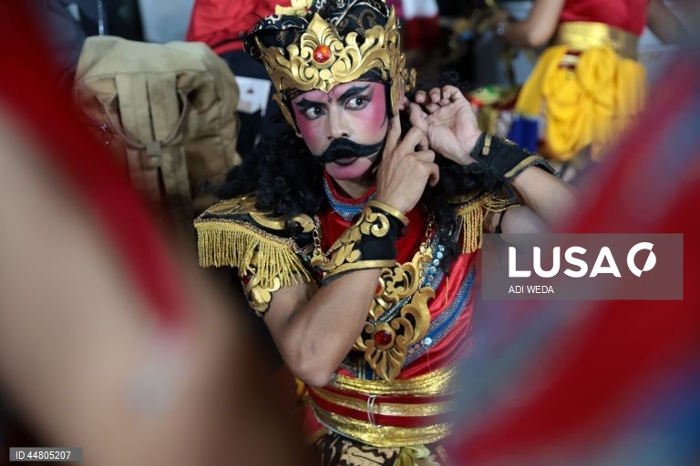 Indonésia: Dança tradicional Imblig Dhem de Wonosobo em Java Central