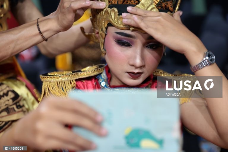 Indonésia: Dança tradicional Imblig Dhem de Wonosobo em Java Central
