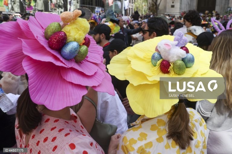 Nova Iorque: O Desfile de Páscoa e o Festival do Chapéu têm lugar no exterior da Catedral de São Patrício