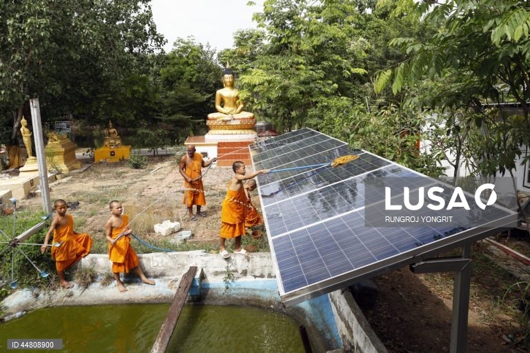 Dia da Terra: Mosteiro budista usa energia solar em Bang Pahan, Tailândia