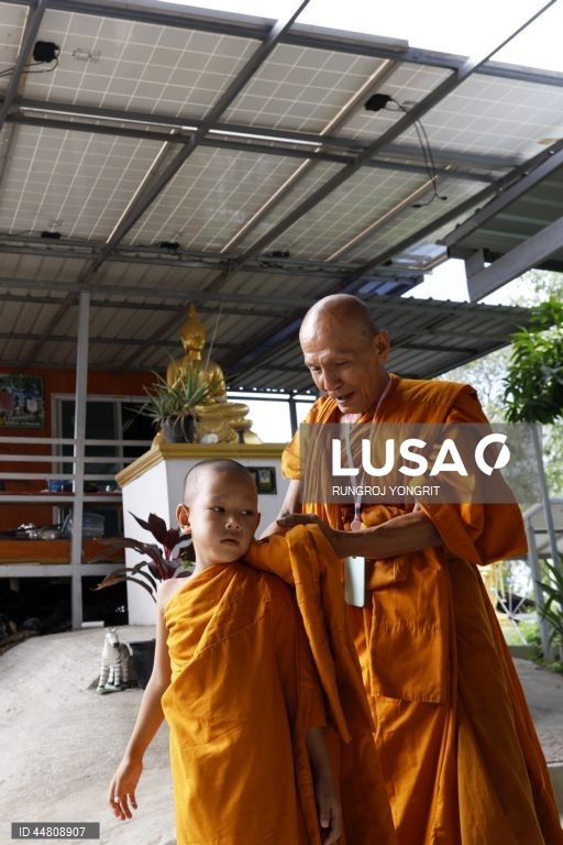 Dia da Terra: Mosteiro budista usa energia solar em Bang Pahan, Tailândia