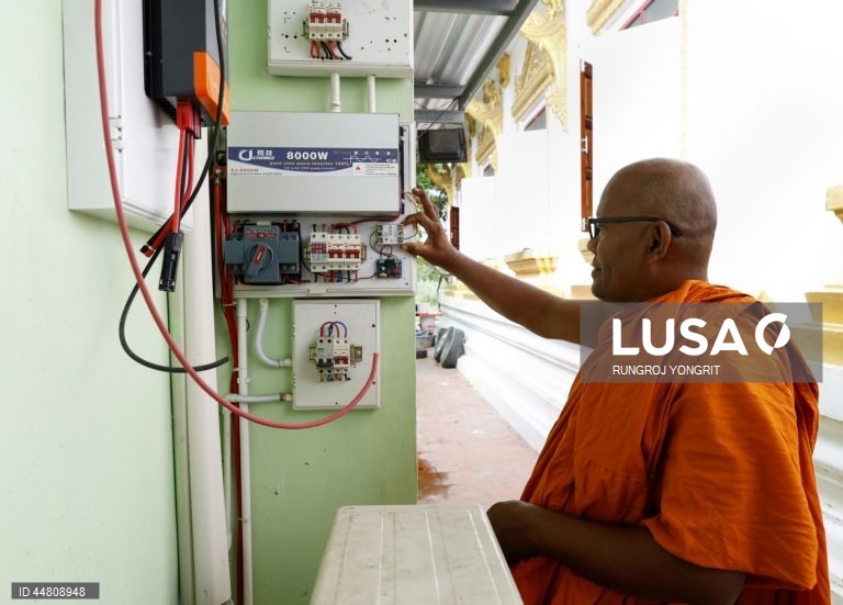 Dia da Terra: Mosteiro budista usa energia solar em Bang Pahan, Tailândia