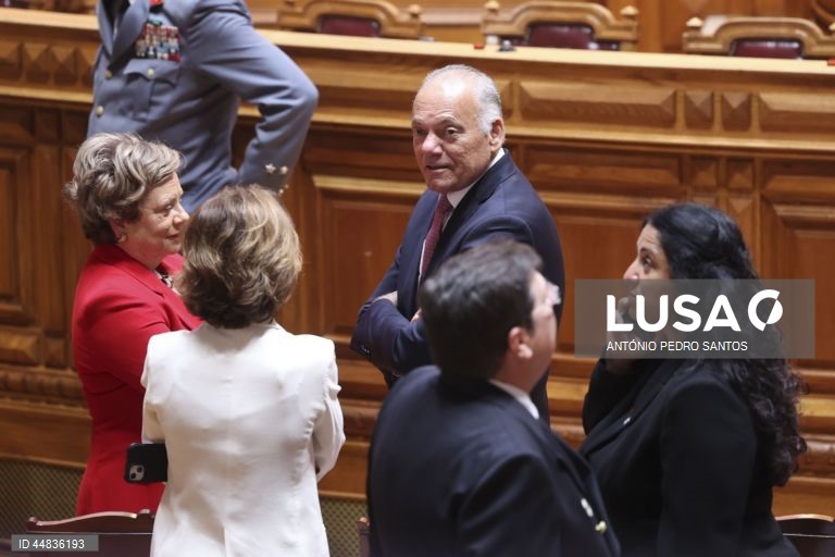 O procurador-geral da República, Amadeu Guerra (C), à chegada para a sessão solene comemorativa dos 51 anos da Revolução de 25 de Abril de 1974, na Assembleia da República, em Lisboa, 25 de abril de 2025. ANTÓNIO PEDRO SANTOS/LUSA