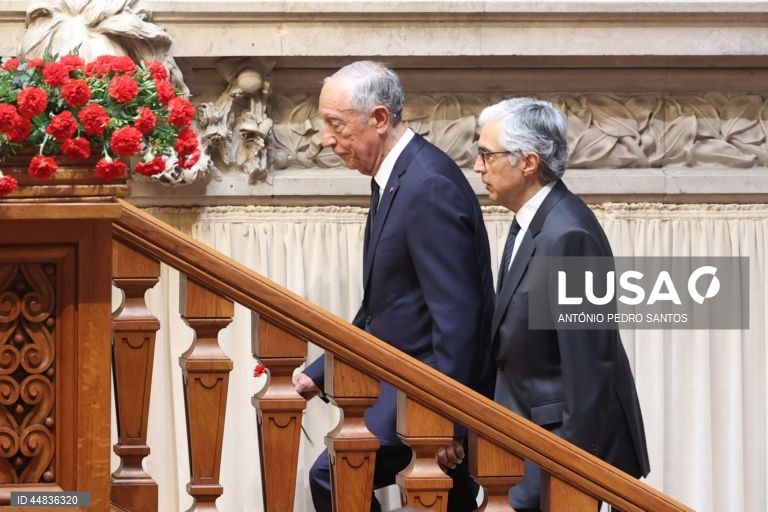 O Presidente da República, Marcelo Rebelo de Sousa (E), acompanhado pelo Presidente da Assembleia da República, José Pedro Aguiar Branco (D), à chegada para a sessão solene comemorativa dos 51 anos da Revolução de 25 de Abril de 1974, na Assembleia da República, em Lisboa, 25 de abril de 2025. ANTÓNIO PEDRO SANTOS/LUSA