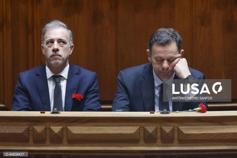 O primeiro ministro, Luís Montenegro (D), ladeado pelo ministro dos Assuntos Parlamentares, Pedro Duarte (E), durante a sessão solene comemorativa dos 51 anos da Revolução de 25 de Abril de 1974, na Assembleia da República, em Lisboa, 25 de abril de 2025. ANTÓNIO PEDRO SANTOS/LUSA