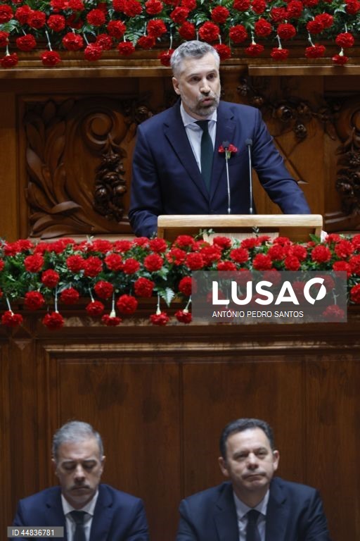O secretário-geral do Partido Socialista (PS), Pedro Nuno Santos, intervém durante a sessão solene comemorativa dos 51 anos da Revolução de 25 de Abril de 1974, na Assembleia da República, em Lisboa, 25 de abril de 2025. ANTÓNIO PEDRO SANTOS/LUSA