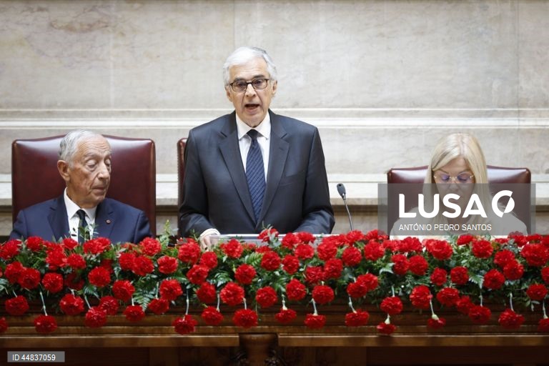 O presidente da Assembleia da República, José Pedro Aguiar Branco (C), ladeado pelo Presidente da República, Marcelo Rebelo de Sousa (E), intervém durante a sessão solene comemorativa dos 51 anos da Revolução de 25 de Abril de 1974, na Assembleia da República, em Lisboa, 25 de abril de 2025. ANTÓNIO PEDRO SANTOS/LUSA