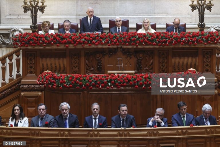 O Presidente da República, Marcelo Rebelo de Sousa (C-E), ladeado pelo presidente da Assembleia da República, José Pedro Aguiar Branco (C), intervém durante a sessão solene comemorativa dos 51 anos da Revolução de 25 de Abril de 1974, na Assembleia da República, em Lisboa, 25 de abril de 2025. ANTÓNIO PEDRO SANTOS/LUSA
