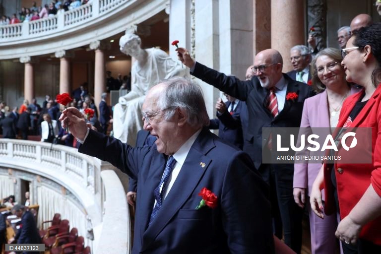 O presidente da Associação 25 de Abril, Vasco Lourenço (E), agradece em nome dos capitães de Abril os aplausos de deputados de várias bancadas parlamentares, durante a sessão solene comemorativa dos 51 anos da Revolução de 25 de Abril de 1974, na Assembleia da República, em Lisboa, 25 de abril de 2025. ANTÓNIO PEDRO SANTOS/LUSA